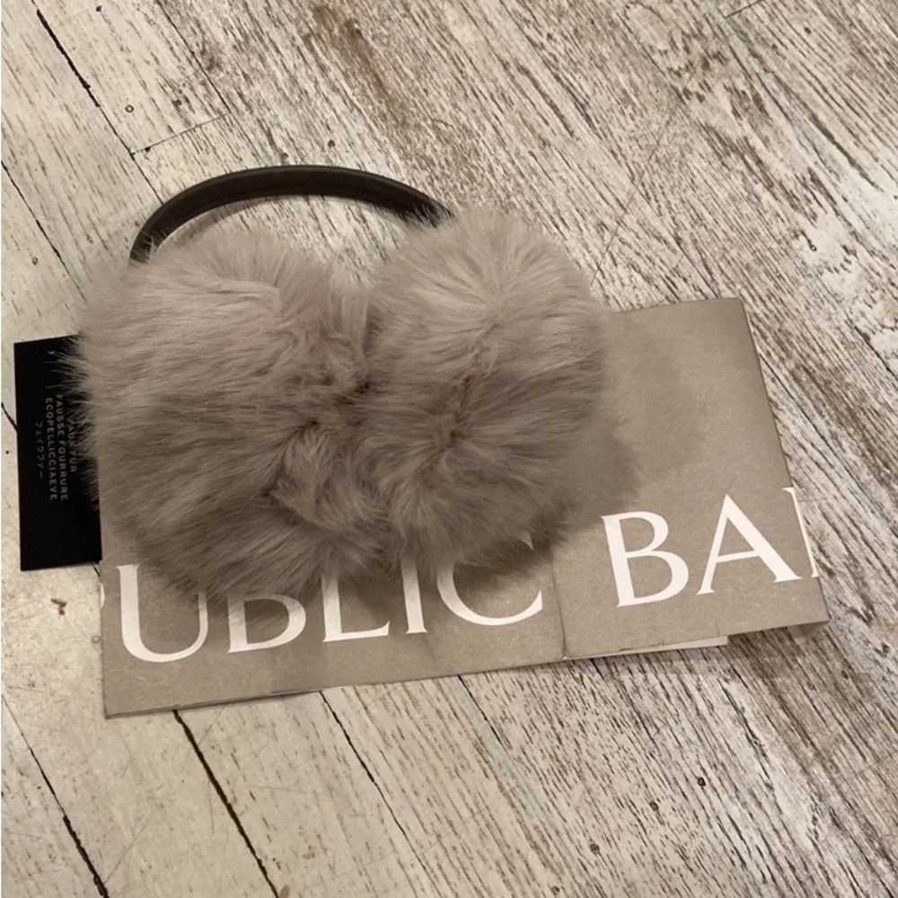BANANA REPUBLIC Faux fur light grey earmuffs WITH HEADPHONES PORTS
NO CORD - Picture 3 of 8
